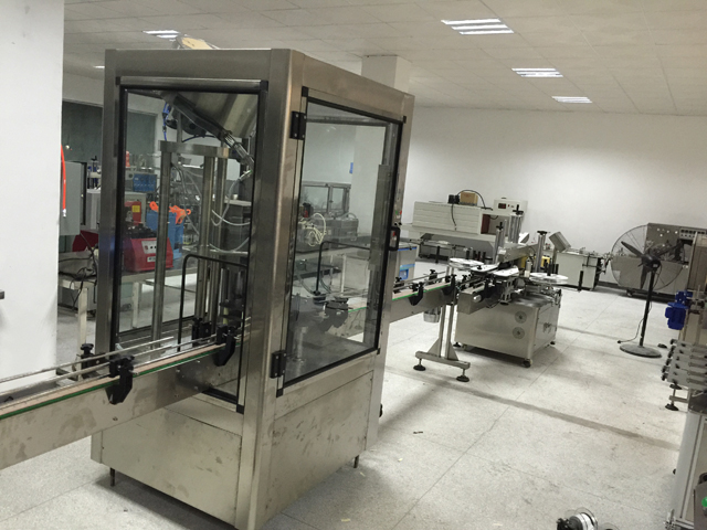 линия за затваряне на етикетираща машина.jpg