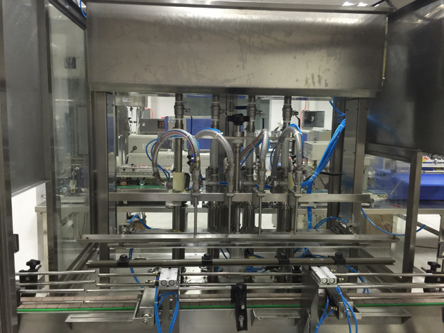 машини за пълнене с четири глави.jpg