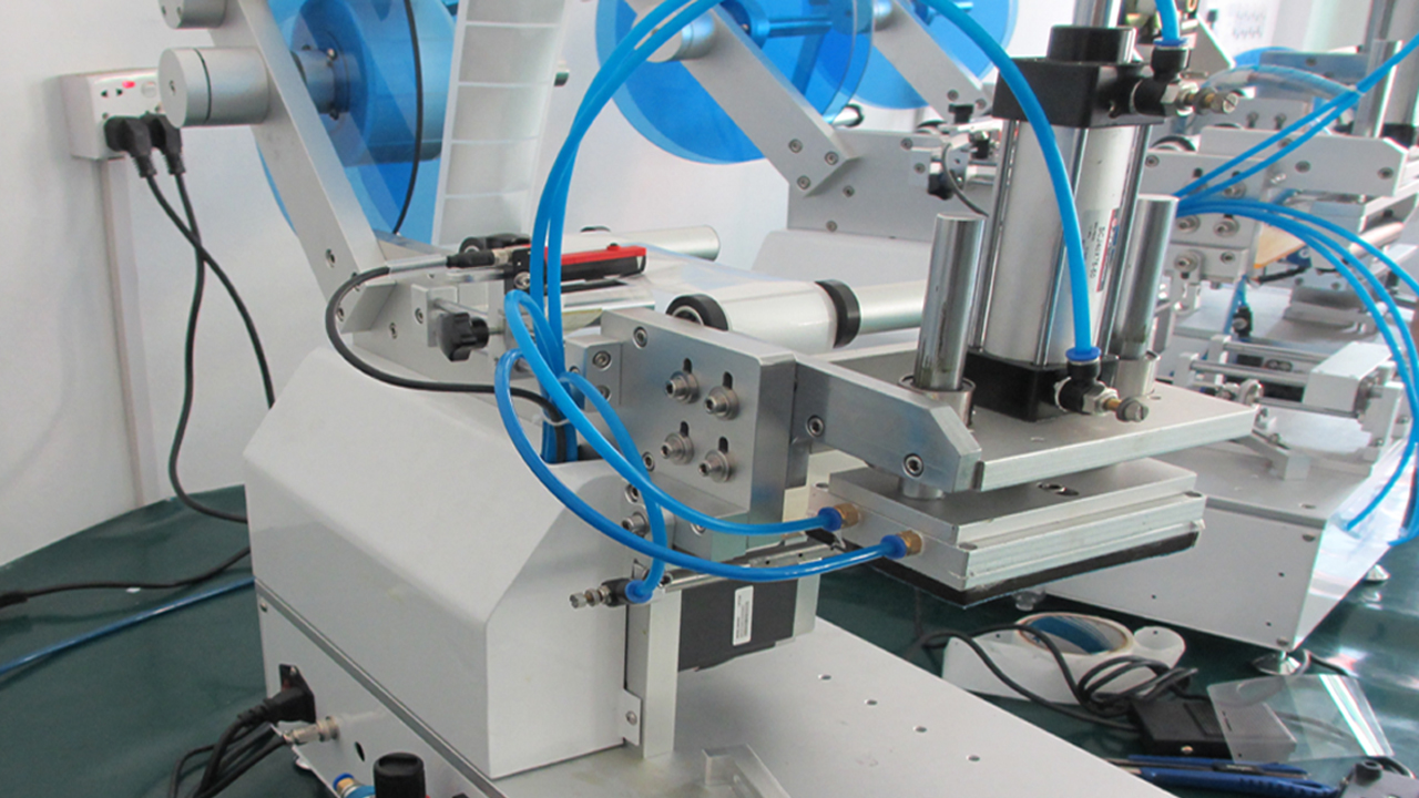 Машина за етикетиране на пластмасови торбички с чучур Полуавтоматична за плоска повърхност