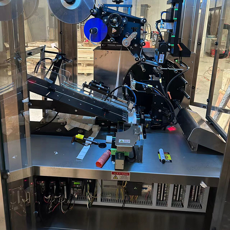 Автоматична машина за етикетиране на пластмасови меки тръби със система за подаване на тръби