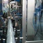 Автоматична машина за пълнене на бутилки, затваряне, етикетиране, картониране, опаковане