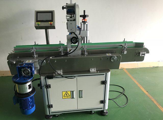 машина за етикетиране на червило customized.jpg