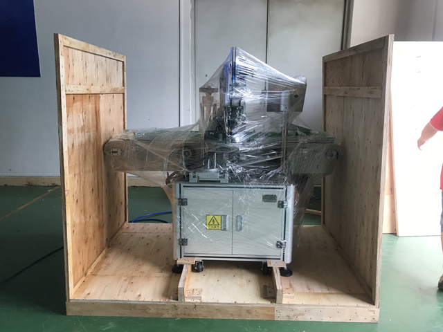 машина за етикетиране на червило.jpg