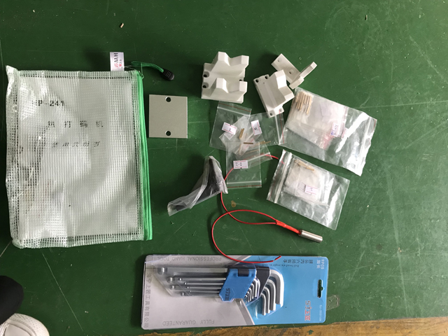 резервни части за етикетиране на дъното на червилото.jpg