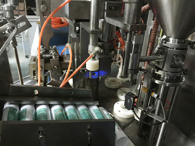 tubes holding feeding system автоматична система за подаване на туби за пълнене sealing.jpg