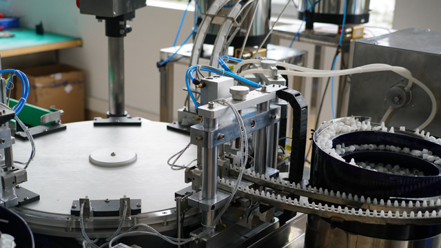 РОТАЦИОННО пълнене на течност в пластмасови бутилки.jpg