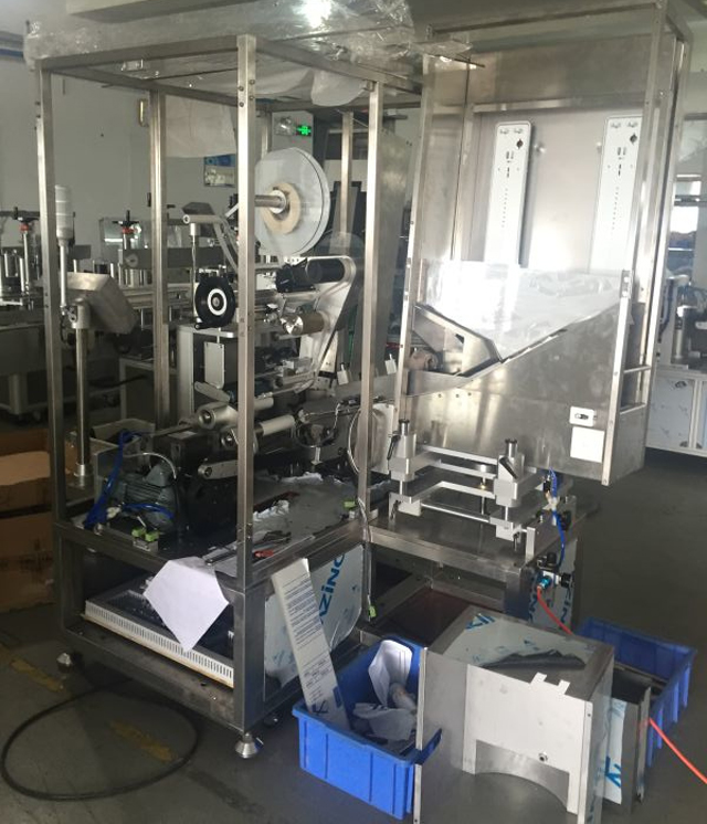 машини във фабричните тръби етикетиране.jpg