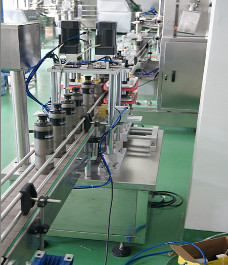 automatic capping machine with manual caps feeder system автоматичен капер с ръчно подаване на капачките.jpg