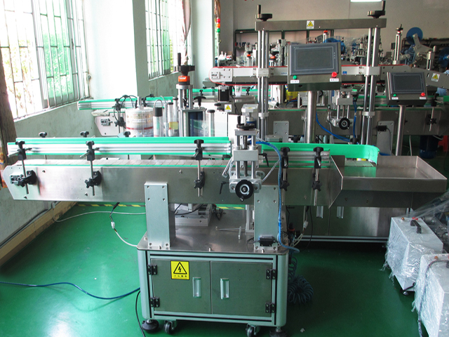 labeling machine with positioning system ОБОРУДВАНЕ ЗА ЕТИКЕТИРАНЕ БУТИЛКИ PLC.jpg