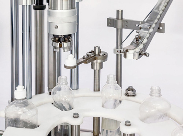 capping head close shot подробности за единична машина за затваряне.jpg