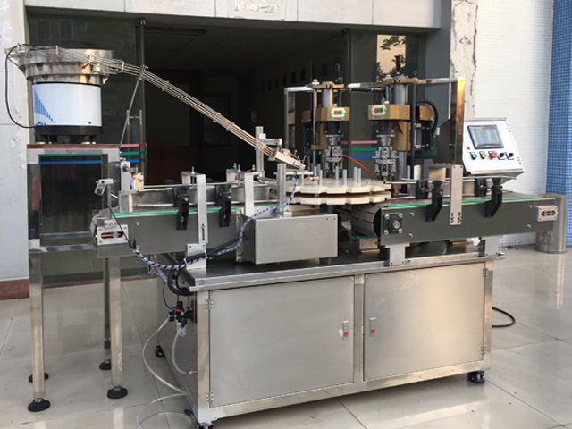 capping machine with 2 capping heads винтово затварящо оборудване полуавтоматично.jpg