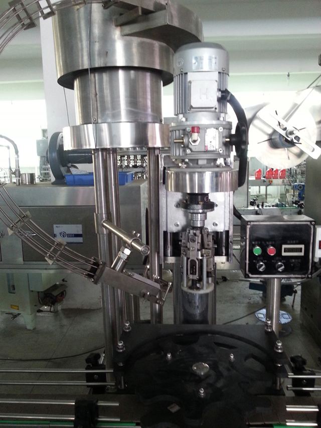 затваряща машина за бутилки.jpg