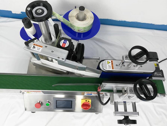 Настолна етикетираща машина