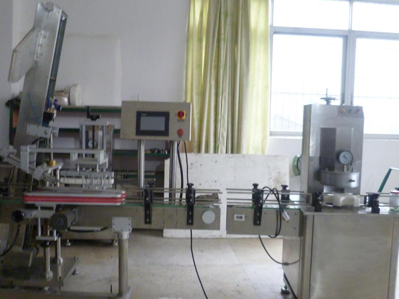 vacuum capping machine with cap placement вакуумна капачка за стъклен буркан.JPG