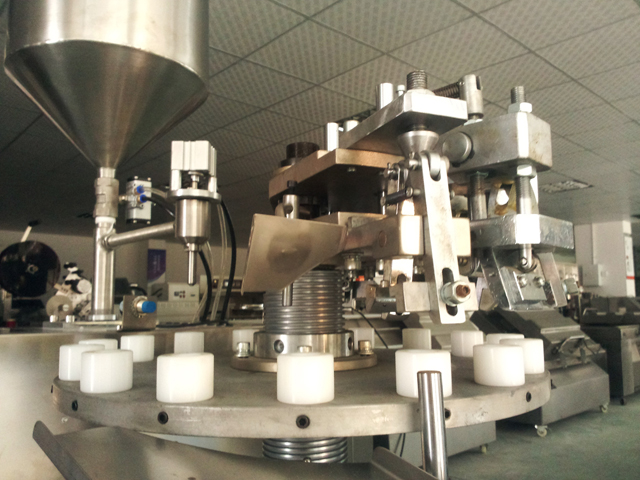 metal tubes filling folding machine машини за запечатване на тръби за пълнене на склад.jpg