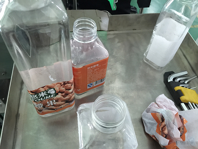 ПЛОСКИ БУТИЛКИ етикетираща машина ролки с етикети (2).jpg