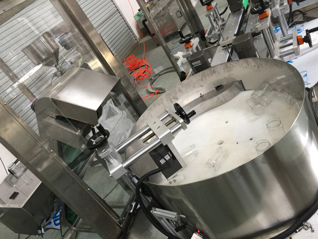 система за повдигане на дешифратор на бутилки.jpg