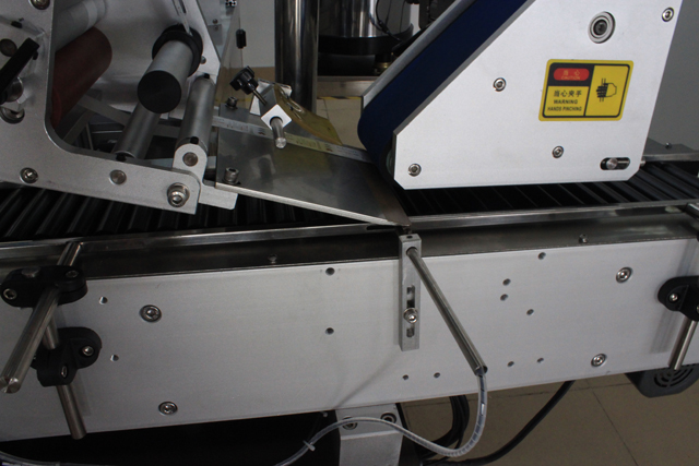 етикетираща машина.JPG