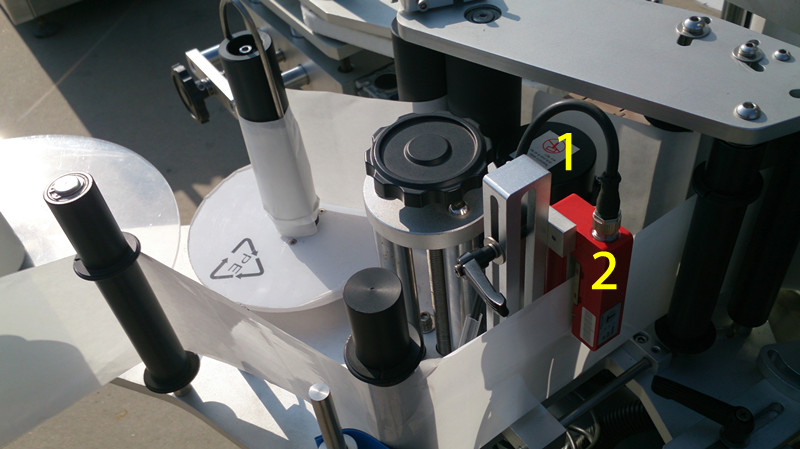 labeling machine for E liquid small bottles етикетиране за E течност затворете снимки.jpg