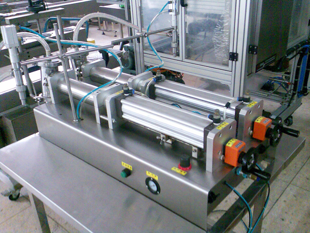double heads liquid filling machine 2 глави пълначна машина за течен перилен препарат.jpg
