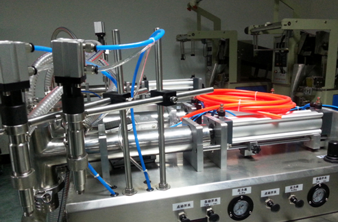 liquid filling machinery semi automatic хоризонтален течен пълнител напълно пневматичен.jpg