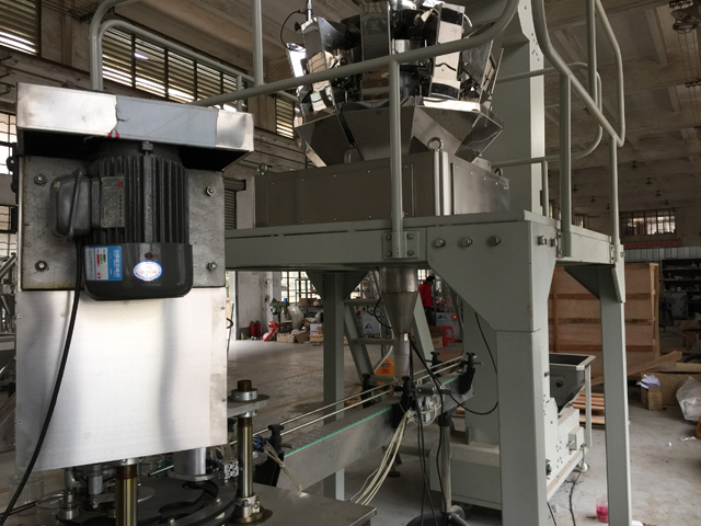 МАШИНА ЗА ПЪЛНЕНЕ НА КОНСЕРВИЯ close shot.jpg