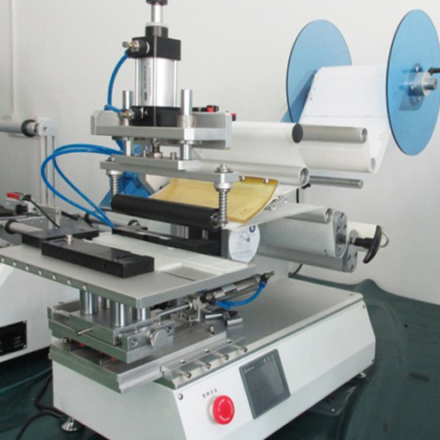 rolling labeling machine for plane surface objects полуавтоматични ролкови етикетиращи машини.