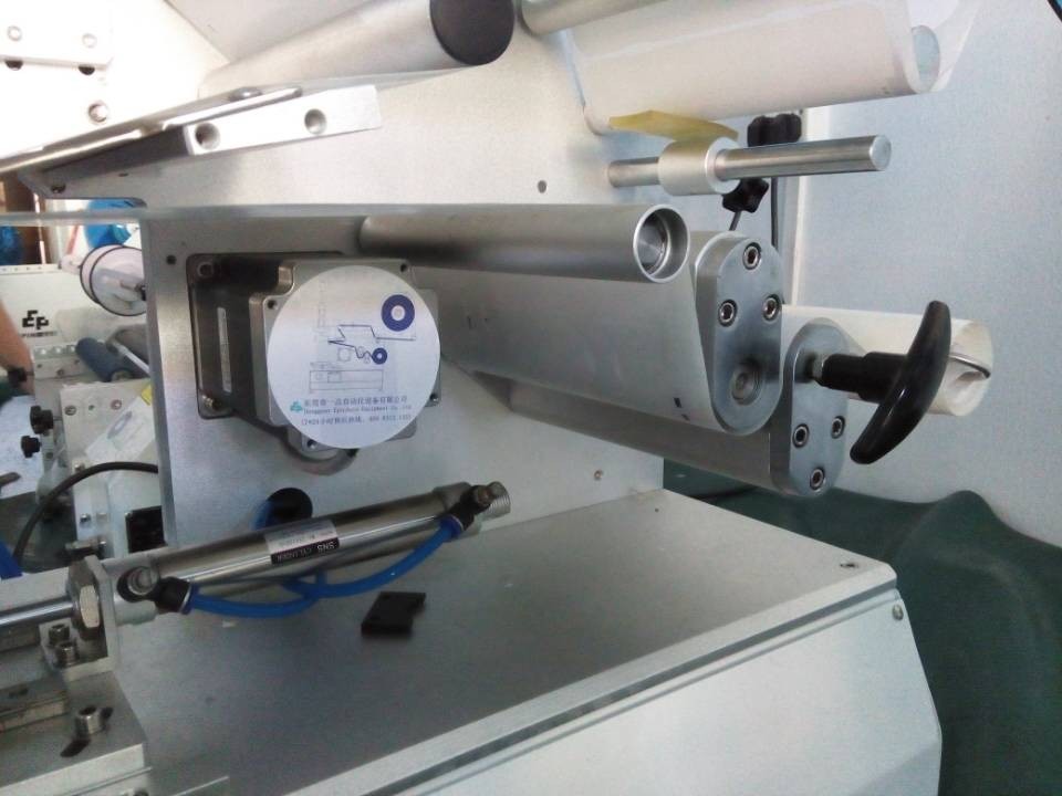 close shot for labeling machines полуавтоматични ролкови етикетиращи машини.