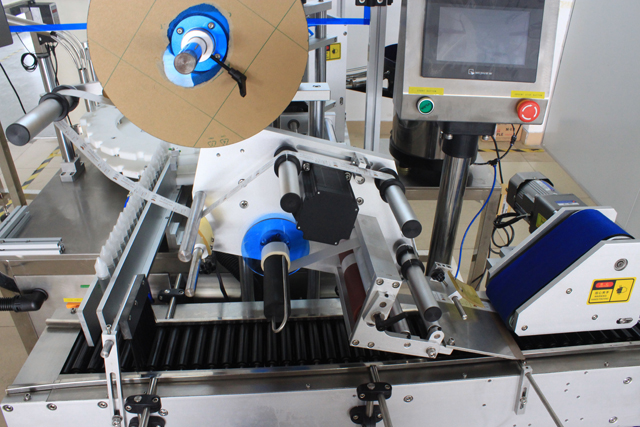 rolling bars from horizontal labeling machine синхронна лента за търкаляне на бутилки.jpg