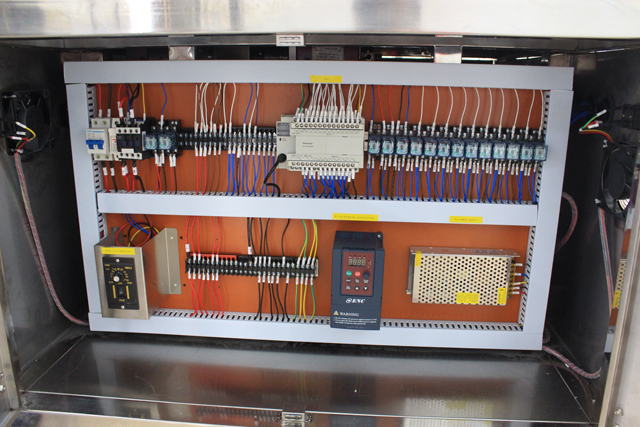 horizontal small bottles labeling machine picture хоризонтална етикетираща машина действителна снимка.jpg