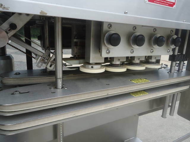 high speed linear screw capping machines високоскоростен шнеков каппер.jpg