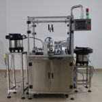 Моноблокова машина за запушване и запушване на бутилки с малки капки