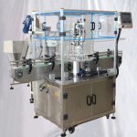 Въртящо се оборудване за затваряне на пластмасови бутилки за сок с подаващо устройство за повдигане на капак