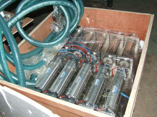 Пълначна машина с 4 глави в дървена кутия.jpg