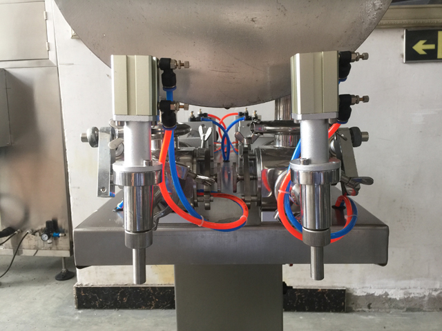 two filling nozzles pneumatic filler equipment дюзи две.jpg