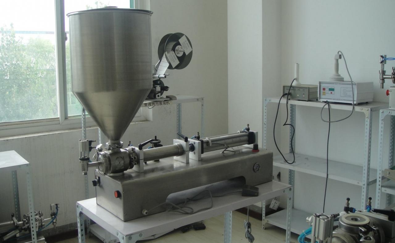 liquid paste filling machine with vertical hopper ЕДИНИЧНА ГЛАВА С ХОПЕР ПЪЛНАЧНА МАШИНА.jpg