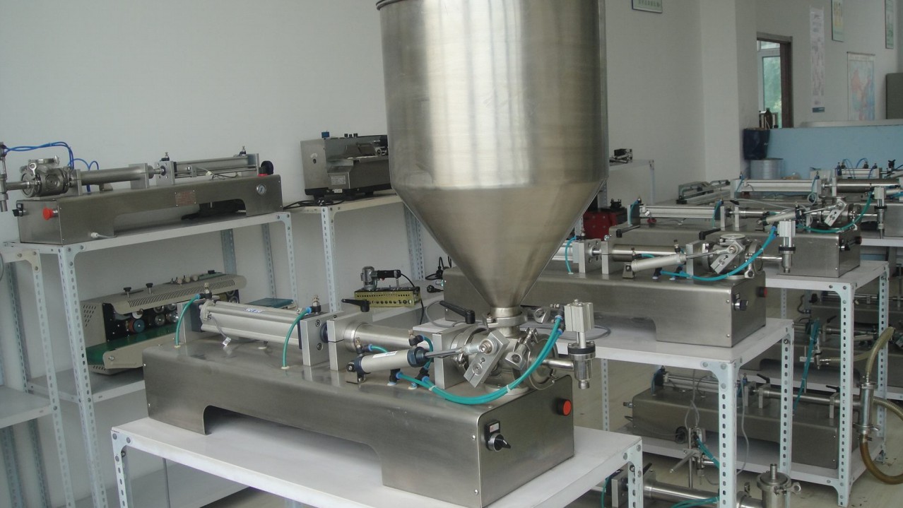 liquid cream lotion filling equipment pneumatic CREAM&LIQUID пълначна машина.jpg