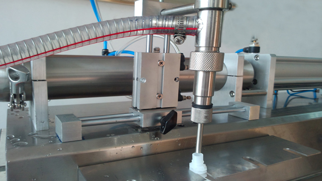 single head filling machine for spout bags with hopper пълнител за чучур.jpg