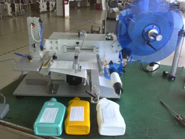 bottles labeling machine semi automatic оборудване за етикетиране на плоски бутилки.jpg