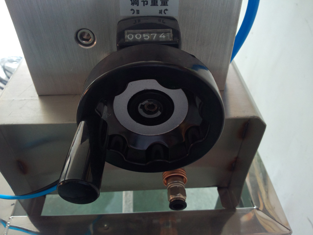 liquid filling machine semi automatic Оборудване за пълнене на шампоани.jpg