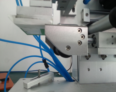 semi automatic flat bottles labeling equipment плоска етикетираща машина с PLC Advanced (2).jpg