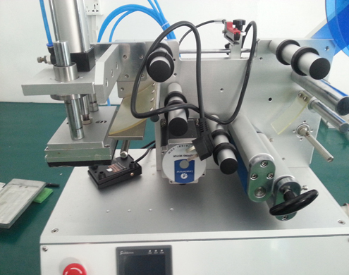flat surface labeling equipment semi automatic оборудване за етикетиране с плоска повърхност (3).jpg