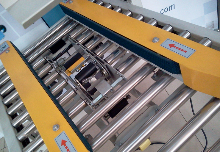 carton sealing stainless steel roll близък кадър за машина за запечатване на кашони semi auto.jpg