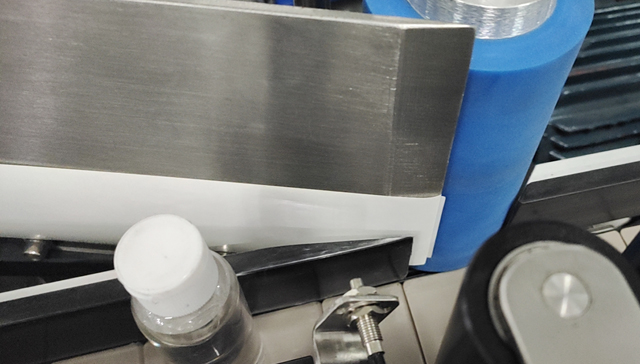 процес на етикетиране на бутилки.jpg