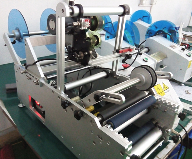 МАШИНА ЗА ЕТИКЕТИРАНЕ ПОЛУАВТОМАТИЧНА за инжекционна игла.jpg