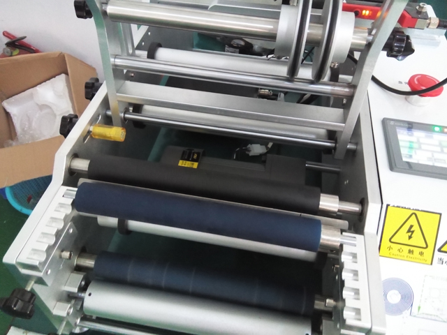 МАШИНА ЗА ЕТИКЕТИРАНЕ ПОЛУАВТОМАТИЧНА за инжекционна игла.jpg