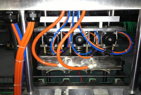 vacuum capper linear част от вакуумно затварящи глави close shot.jpg