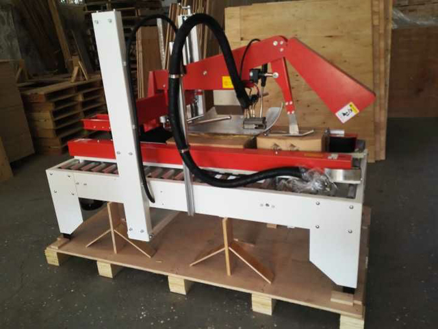 машина за запечатване на кашони с горещо лепило.jpg