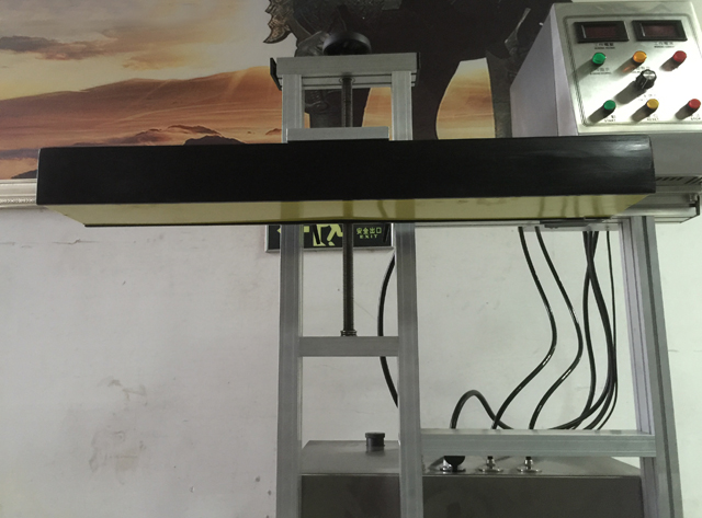 индукционна машина за запечатване с водно охлаждане.jpg