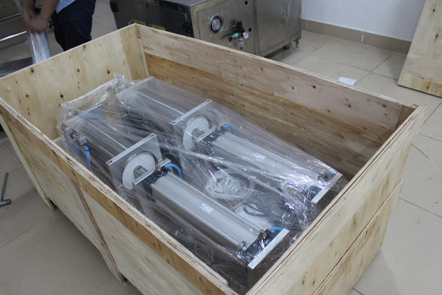 машина в дървена кутия.jpg